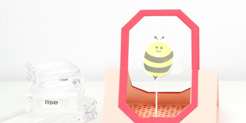 Photo de ma carte pop-up à l'abeille bourdonnante
